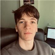 Estudiante universitario ayuda a estudiar y a aprobar los exámenes. Aprendizaje efectivo, resultados garantizados y buen ambiente